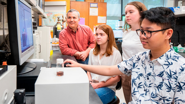 Mike Leopold in lab with students