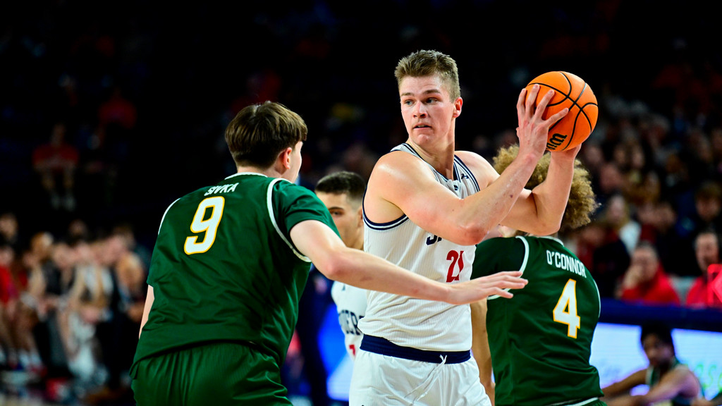 Richmond Spiders starting center Mike Walz controls the ball in a game with the George Mason Patriots