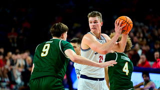 Richmond Spiders starting center Mike Walz controls the ball in a game with the George Mason Patriots