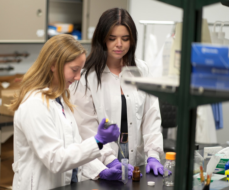 A photo of Kendall Stewart and Sarah Zoglin in the lab at UC Davis.