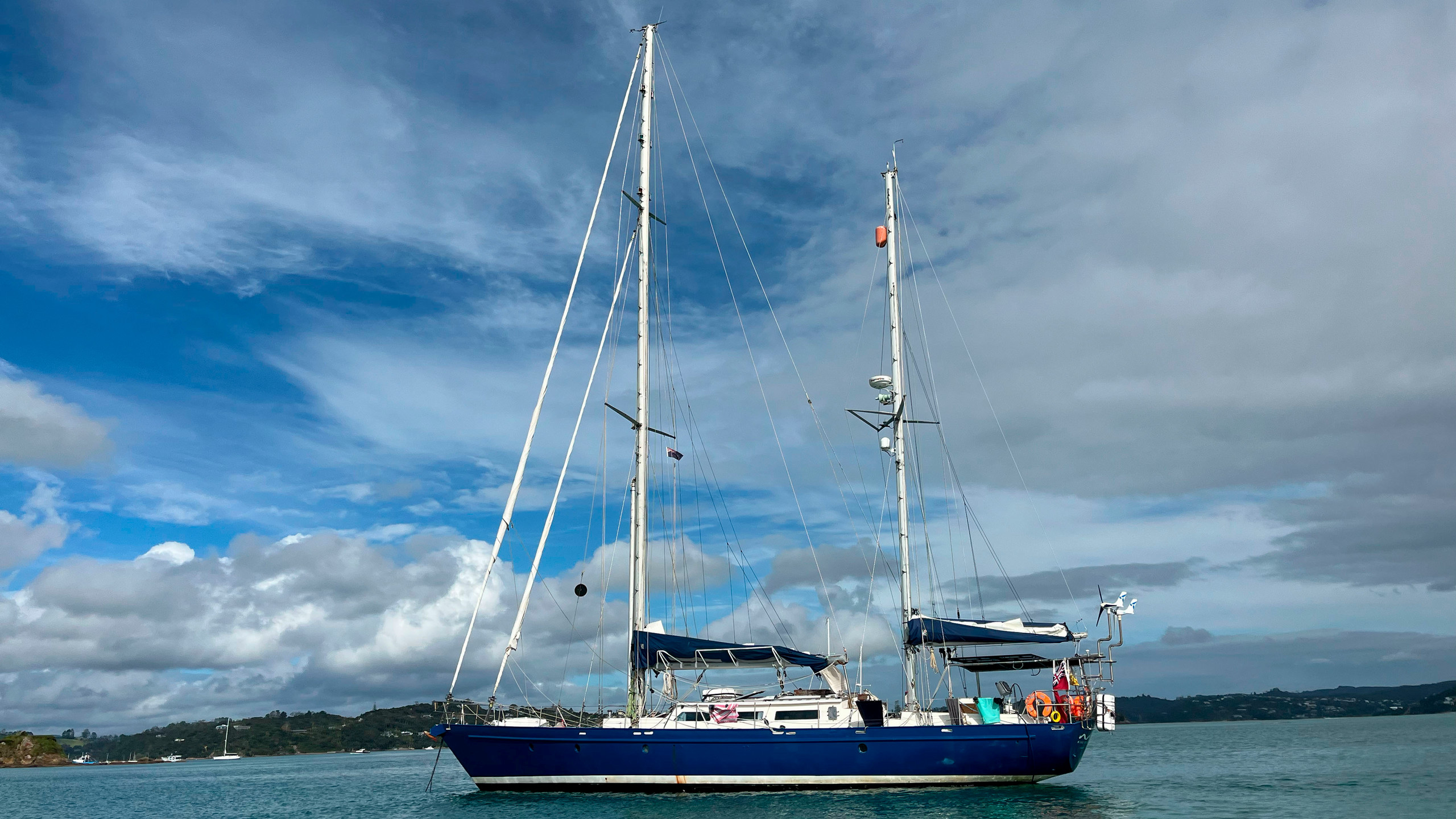 A photo of the full sailboat.