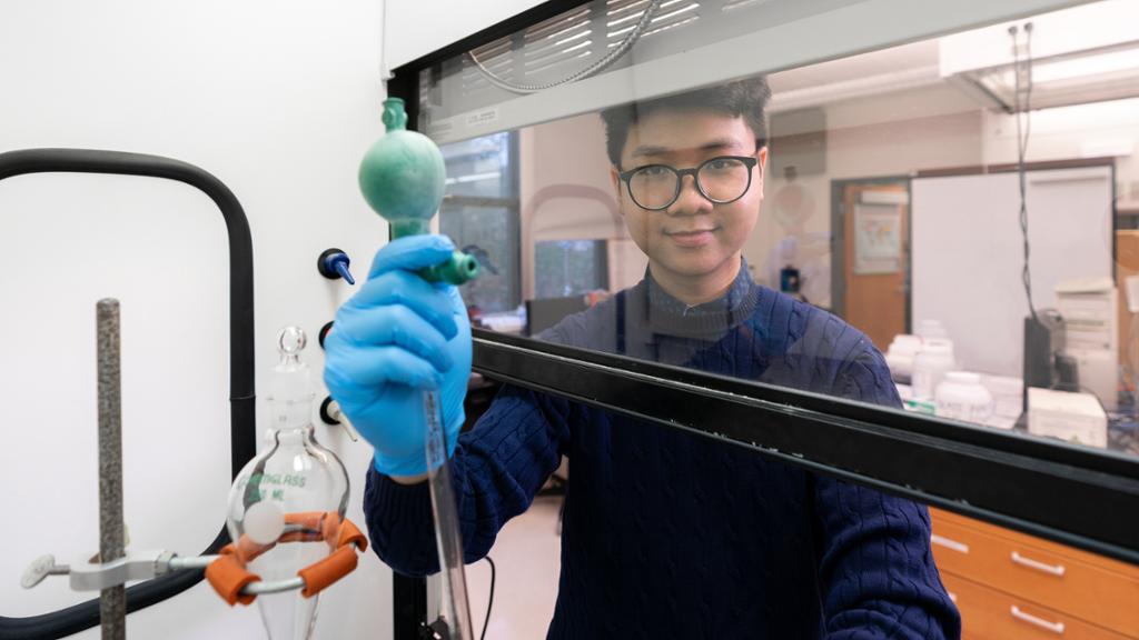 Beckman scholar Harry Dang