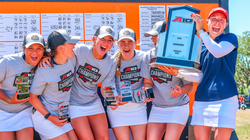 UR women's golf team celebrates