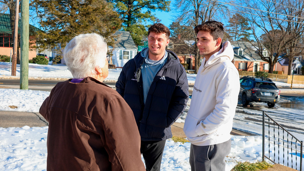 University of Richmond football players helping a neighbor