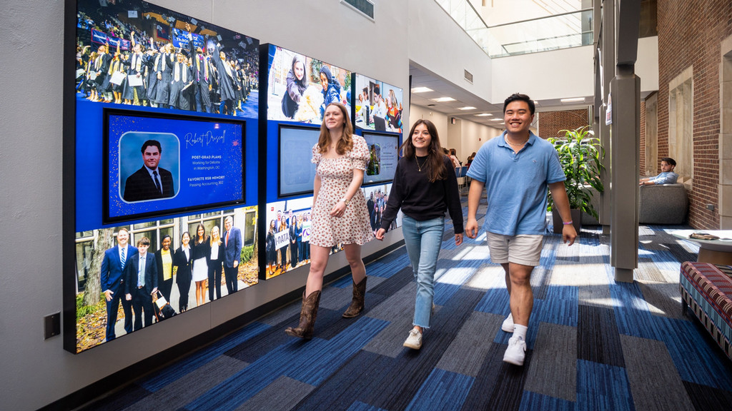 Undergrads walking through Robins