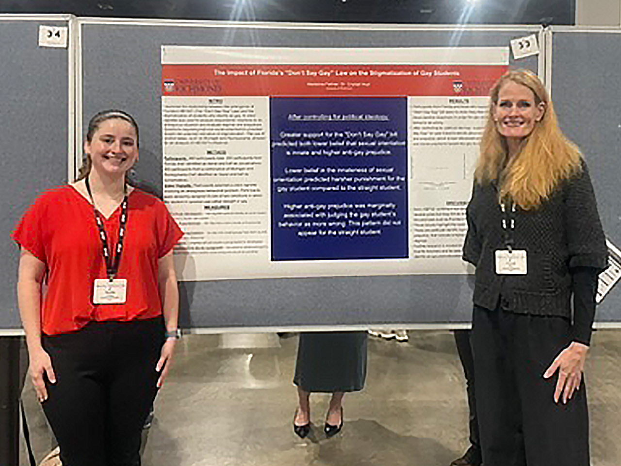 Student Maggie Fellner and professor Crystal Hoyt present a poster at a conference