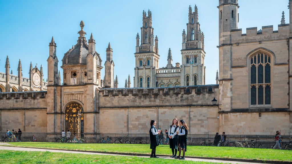 A photo of the entrance to Oxford college.