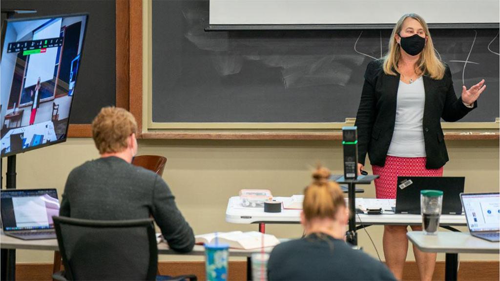 Professor Jessica Erickson teaching