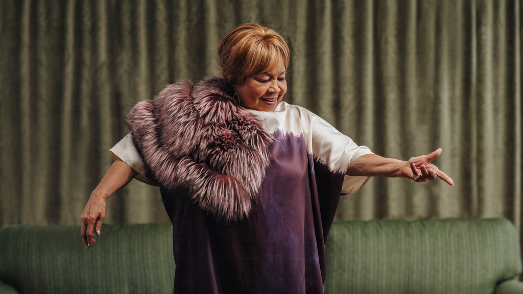 Singer Mavis Staples reaches out her hand