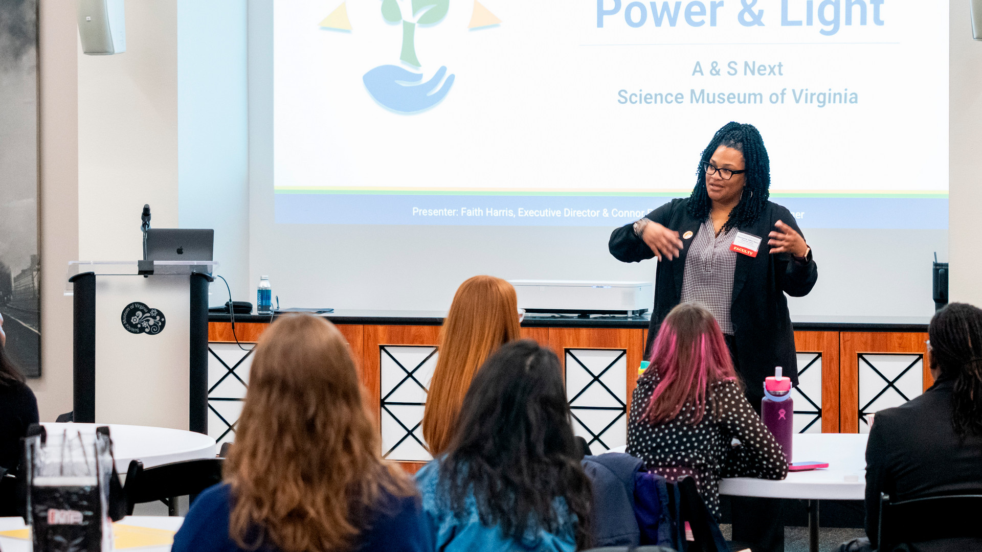 Professor Shannon Jones speaks to students at the Science Museum of Virginia as part of an A&S Next excursion.